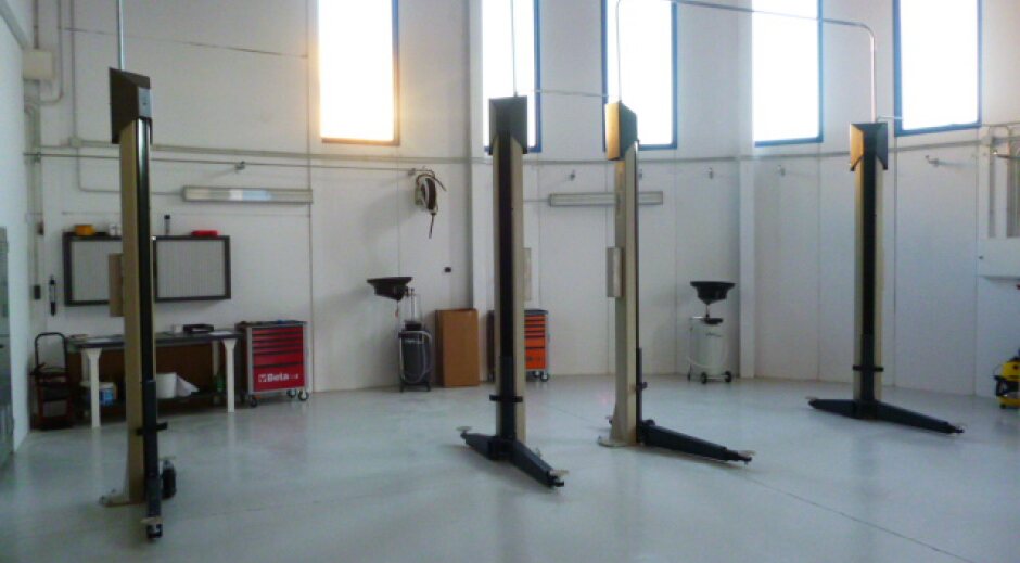 El taller vacío, con cuatro elevadores
