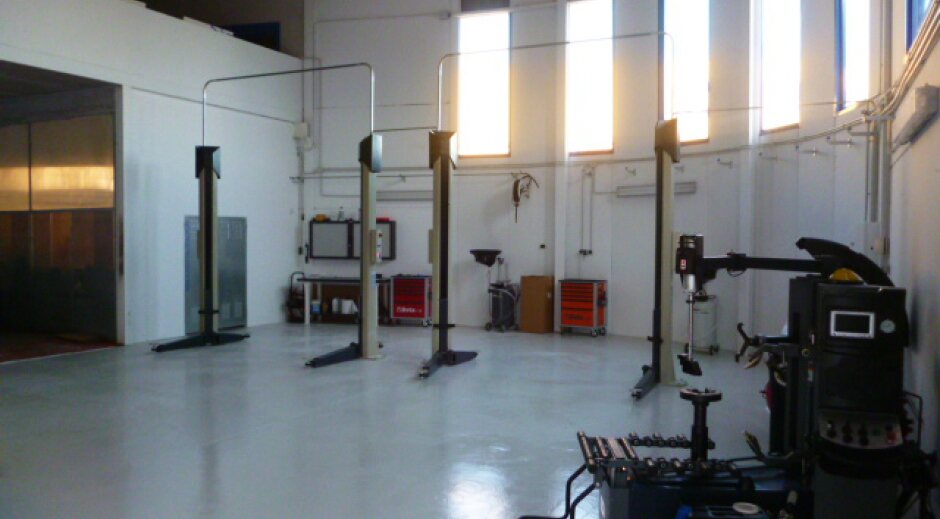 El taller, con los elevadores y una desmontadora de neumáticos