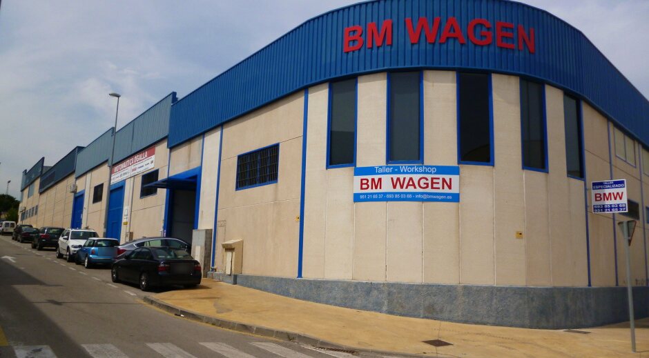 La nave de BM WAGEN desde la calle, con el letrero en la fachada